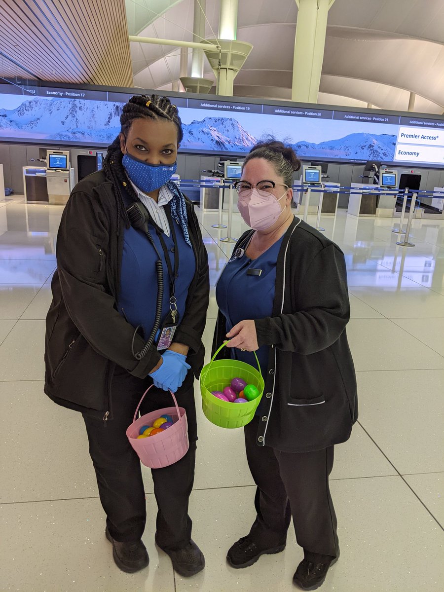 The Easter 🐇 made a stop @United in DEN! Easter 🥚🥚 hunt and 🖍️🖍️ for our young travelers! 😀 Happy travelers this Easter Sunday! Safe travels! 🛫✈️ @jonathangooda @DENJT21 @MattatUnited @LisaLmg2767