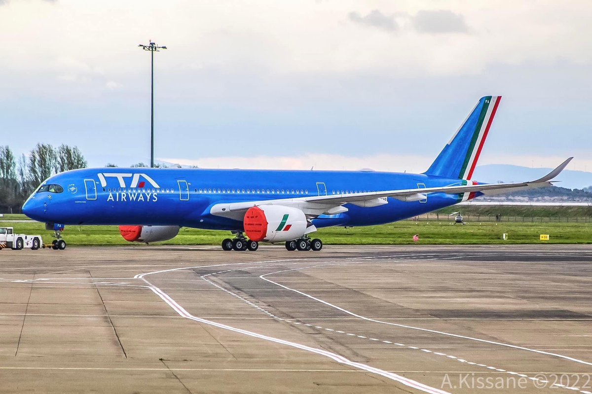 Enrique77W's tweet photo. Buona Pasqua 🐣 Happy Easter

Here’s a new shot of @ITAAirways second @Airbus A350-900 (EI-IFA), to be named after Valentino Rossi. 

The first two A350s will be deployed on the inaugural São Paulo (GRU) and Buenos Aires (EZE) routes in June.

📸: Adrian Kissane https://t.co/UewoNMkgrg
