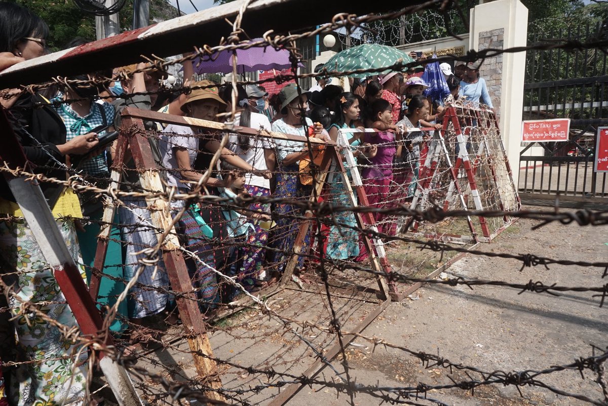 MizzimaNews's tweet photo. Relatives wait in front of the Insein Prison for the release of prisoners in Yangon on April 17, 2022. Photos: AFP https://t.co/ldNcUXRttq