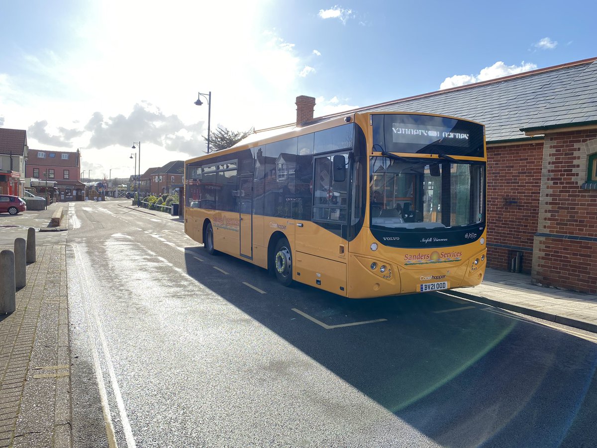 loypass_SCCar's tweet photo. 🚌🏖 The new New look of the #Coasthopper - @SandersCoaches MCV EvoRa BV21 OOD resting at Sheringham NNR station 1/4/2022. #Norfolk #bustravel https://t.co/Mtm4wUjRq2