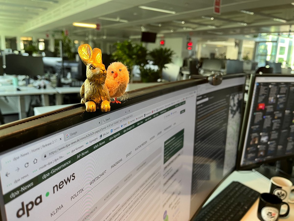 fhomburger's tweet photo. Die Nachrichtenlage könnte von Festtagsstimmung kaum weiter entfernt sein. Aber so ganz lässt sich auch am @dpa-Newsdesk das österliche Treiben nicht ignorieren. Wir wünschen Ihnen und Euch allen frohe Feiertage. https://t.co/Antb2X7JUL