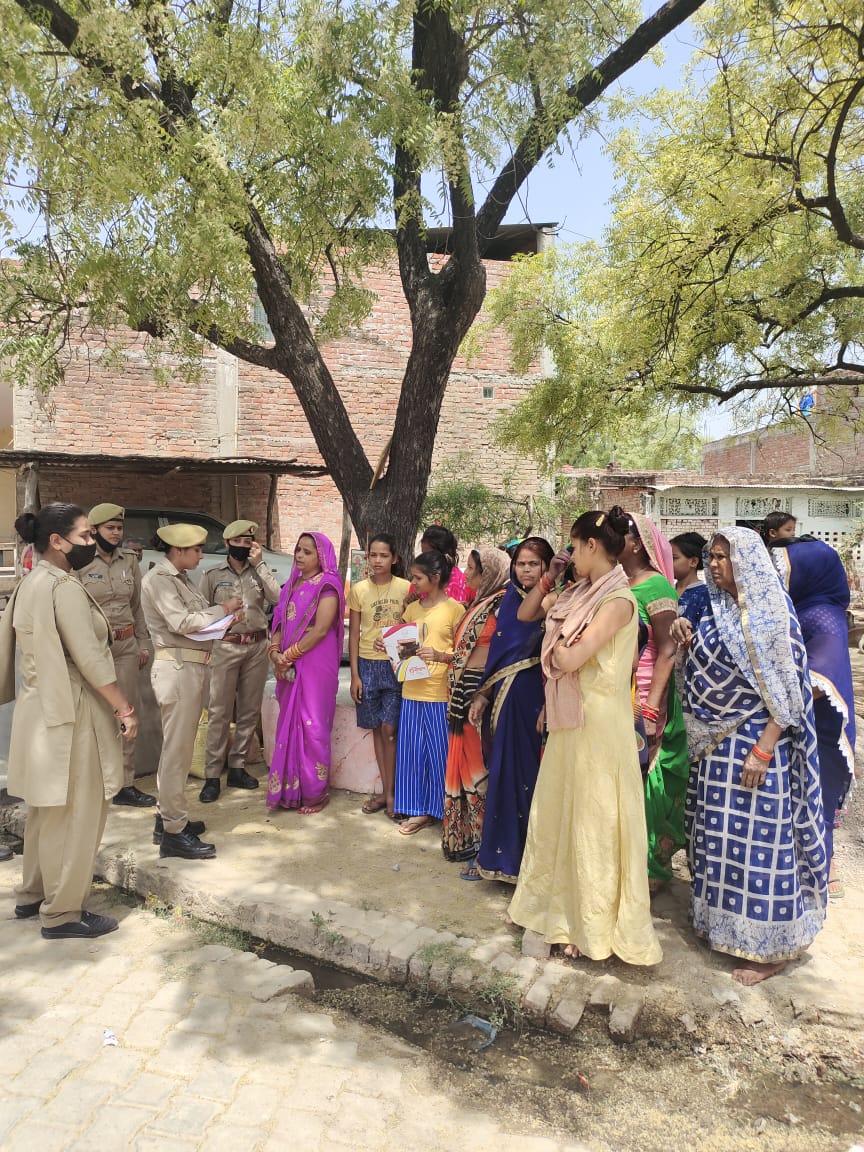 unnaopolice's tweet photo. एन्टी रोमियो टीम महिला थाना द्वारा ग्रामीण क्षेत्रों में निरन्तर भ्रमणशील रहते हुए थाना कोतवाली सदर के ग्राम चुस्तीनगर में ग्रामीण महिलाओं को एकत्रित कर विभिन्न हेल्पलाइन नम्बरों की जानकारी देकर जागरूक किया गया। #MissionShakti #UPPolice #Unnao https://t.co/c1imnnlZya