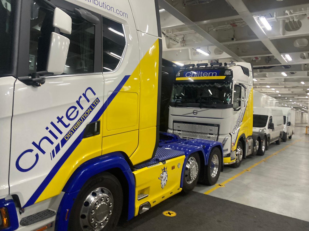 ChilternDist's tweet image. Thanks to Tom and Matt for their 📸📸. Chiltern Distribution collecting 2 of our new trailers. #soriberica #barkersfinance #scaniatrucks #volvotrucks #chilterndistribution