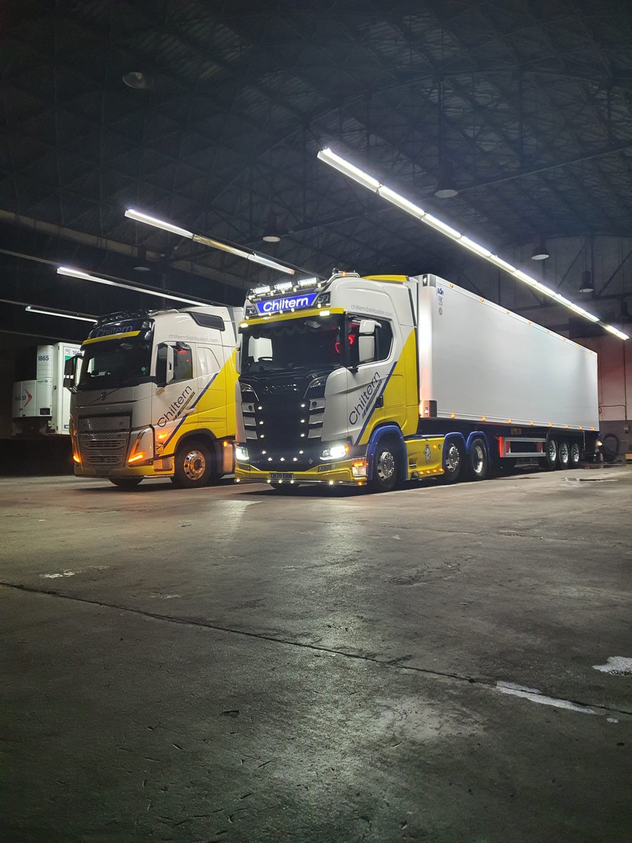 ChilternDist's tweet image. Thanks to Tom and Matt for their 📸📸. Chiltern Distribution collecting 2 of our new trailers. #soriberica #barkersfinance #scaniatrucks #volvotrucks #chilterndistribution