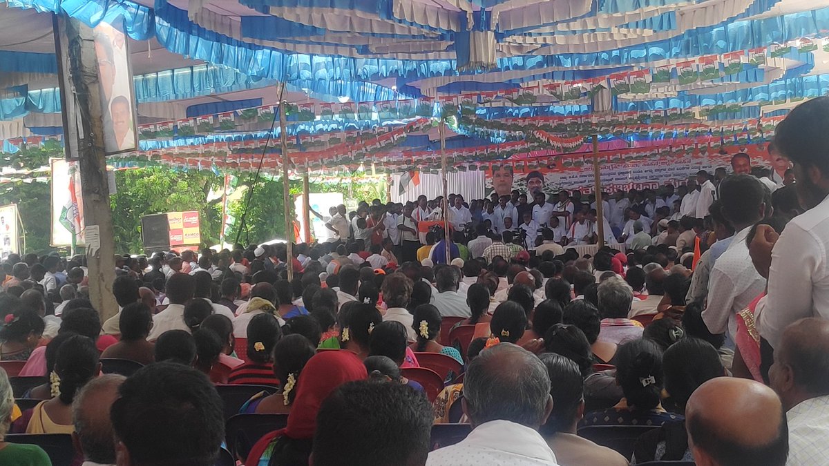 DineshByregowda's tweet photo. ಬೆಲೆ ಏರಿಕೆ ಹಾಗೂ ಭ್ರಷ್ಟಾಚಾರದಿಂದ ಸಾಮಾನ್ಯ ಜನರ ಜನಜೀವನ ಕಡು ಕಷ್ಟಕ್ಕೆ ದೂರಿರುವ ಕೇಂದ್ರ ಹಾಗೂ ರಾಜ್ಯ ಸರ್ಕಾರದ ಬೆಲೆ ಏರಿಕೆ ನೀತಿ ವಿರುದ್ಧ, ಭ್ರಷ್ಟಾಚಾರದ ವಿರುದ್ಧ ಹಾಸನ ಜಿಲ್ಲೆ ಹಾಗೂ ಅರಕಲಗೂಡು ತಾಲೂಕುಗಳಿಗೆ ಆಗಮಿಸುತ್ತಿರುವ ಮಾನ್ಯ ಶ್ರೀ ಸಿದ್ದರಾಮಯ್ಯನವರಿಗೆ ಸ್ವಾಗತವನ್ನು ಕೋರುತ್ತಿದ್ದೇನೆ. @INCKarnataka @siddaramaiah https://t.co/5yPEWe6iDP