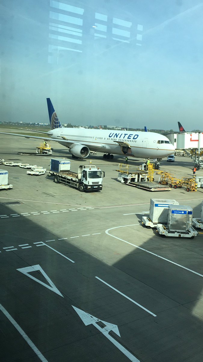 MAthwain's tweet photo. @UALondonLegends what a beautiful site at Heathrow today, united planes everywhere ❤️ https://t.co/MyL5XRis15