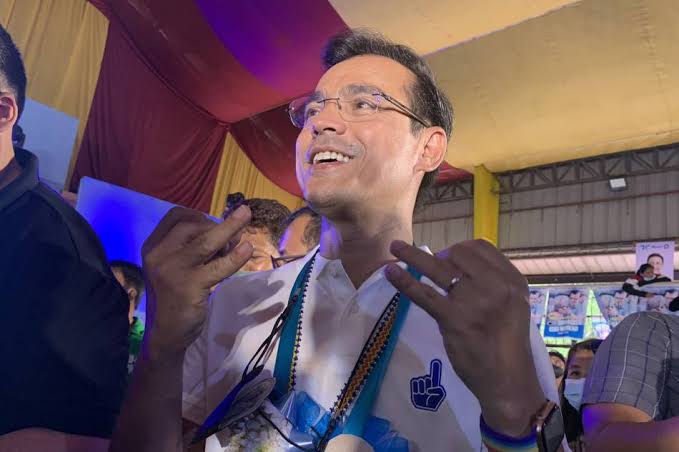 VelascanArcher's tweet photo. Remember that trick question, 

"You are in a race. What would be your position after overtaking the second place?"

I guess, Isko, Ping, Tito and the rest of them never had the correct answer. Pakisabi na lang, the answer is...
(got the photo from abs-cbn news) https://t.co/Rg8iaCjylV