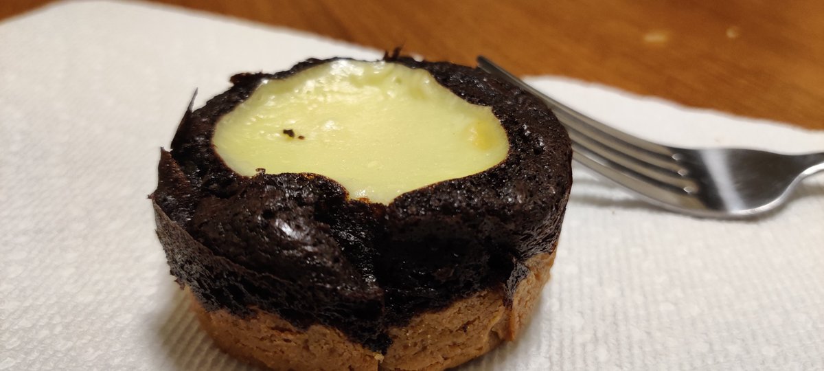 GiewatHunter's tweet photo. Too proud of this to not share, took me various attempts and testing to finally make this dessert. #baking https://t.co/etPoDifdZg