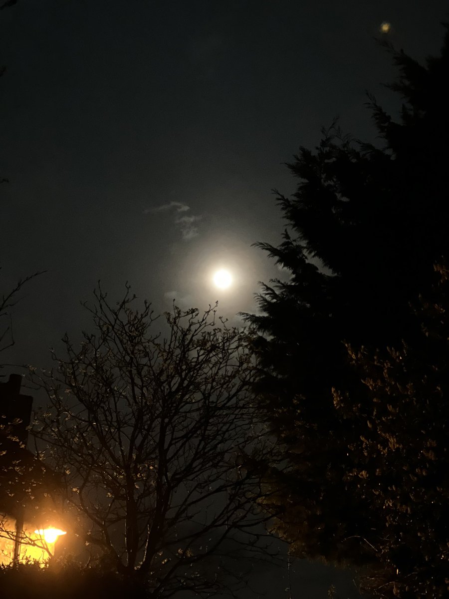 IngletonBlog's tweet photo. Last nights Libra βοΈ full moon π over Ingleton Village #pinkmoon #Moon #moonswatch #MOONSHOT #WeLoveIngleton #northyorkshire #photooftheday #photo https://t.co/iyMtHEWwae