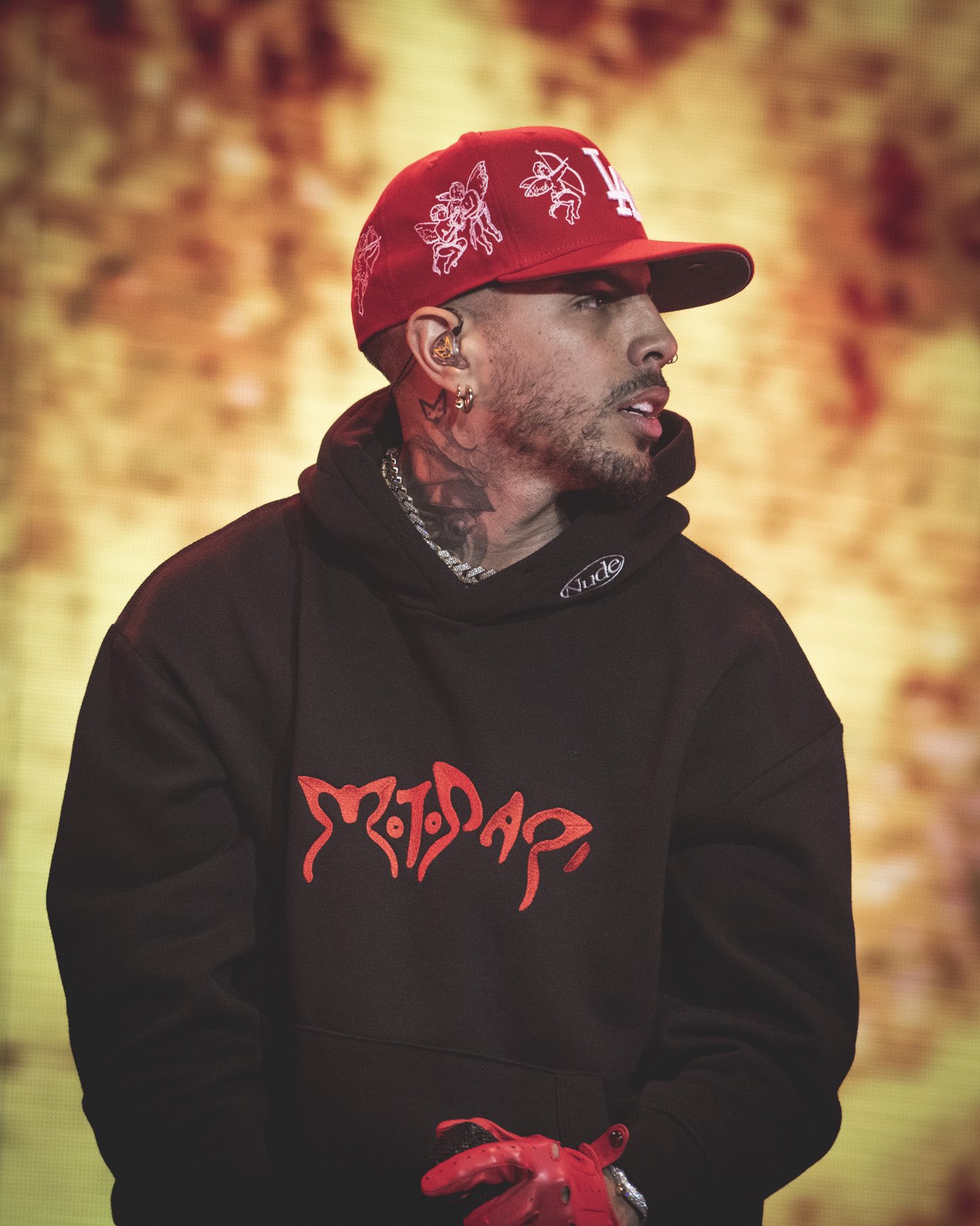 MOTOMAMI TOUR on X Rauw Alejandro anoche con sudadera de MOTOMAMI en concierto en Los Angeles https t znlENdvIoa X