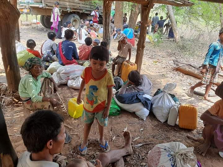kayaprilnyein1's tweet photo. (1/2)
Over 10000 civilians from TaungBa, ZeeTaw, InnNgeDauk, VoltMae, TaungCho, DainKwin, KyaukOe, LetpanHla, TanSu, KineMa, ThatKelKin villages, Southern Pauk Tsp, Magway have been displaced..

#HelpMyanmarIDPs 
#VillagesBurntDownByJunta
#2022Apr17Coup https://t.co/9DVYbsYymK
