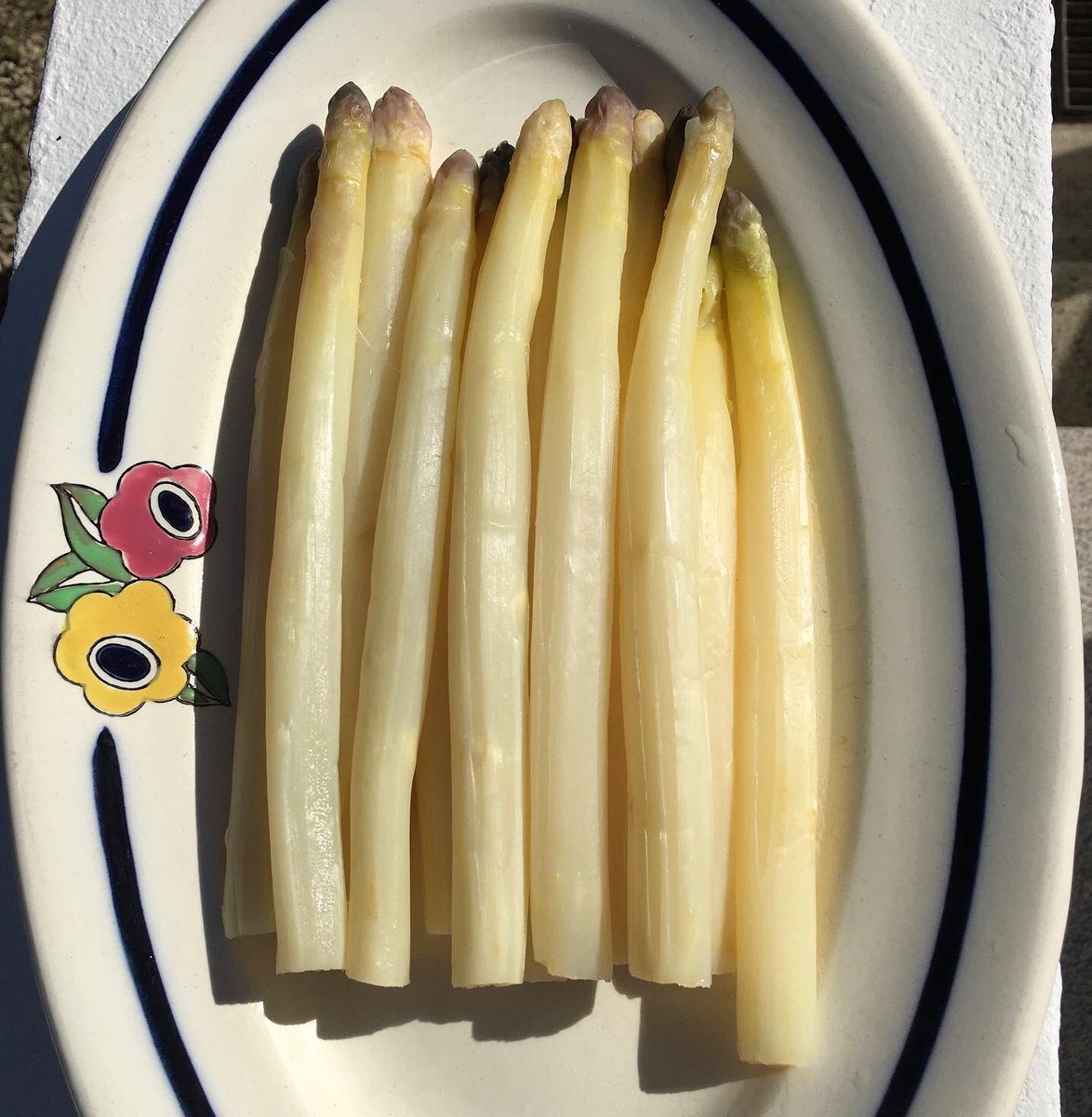 G27Marco's tweet photo. Et au #menu de votre #dimanche #pascal le mini #chef propose:
-#asperges de l’ #Aube
-rôti herbes et lait 
-gratin de #crozets sauce #tomate #maison 
-tarte flan pruneaux 
Bon appétit #reservation indispensable ! https://t.co/2Blqelq6FU