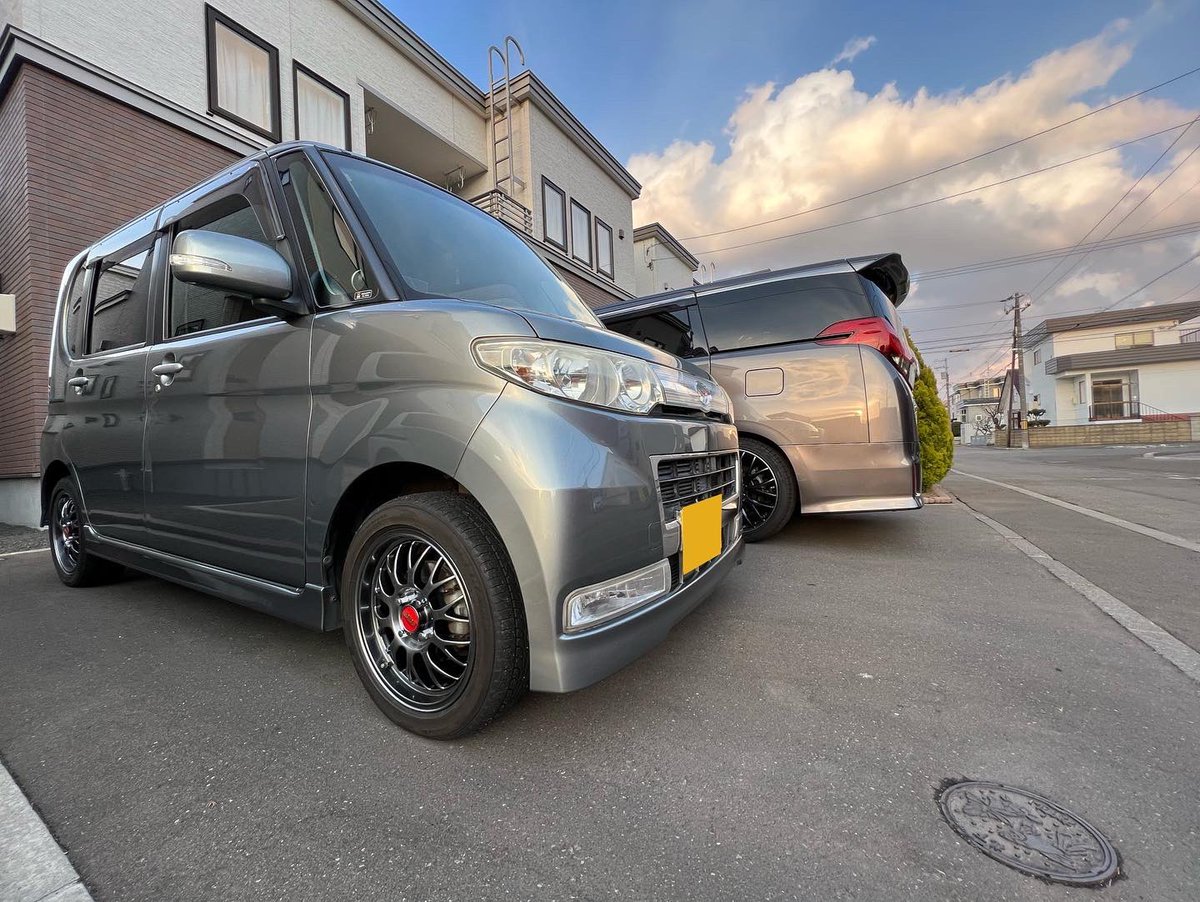 productMs03's tweet photo. ようやく仕事もひと段落！1ヶ月ぶりくらいかな？まともな休み😅
去年より1週間遅れ！一昨年は4月の第1週でタイヤ交換してたんだなー
今年は雪害でバンパーやアンダーカバー壊れましたね😭
流石にアンダーカバーはガッチリ直したけどバンパーはフロントリップスポイラーで誤魔化すかなー😅 https://t.co/MjpYTDBSIv