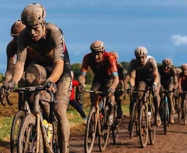 ahmetcoka's tweet photo. bu kapalı ve esintili havada yapılabilecek en güzel şey bahar klasiklerinin en ihtişamlısı #ParisRoubaix izlemek. #sundayinhell 🚴🏻♂️ 🚴🏻♂️🚴🏻♂️🚴🏻♂️ 🚴🏻♂️ https://t.co/9hO7aSfQau