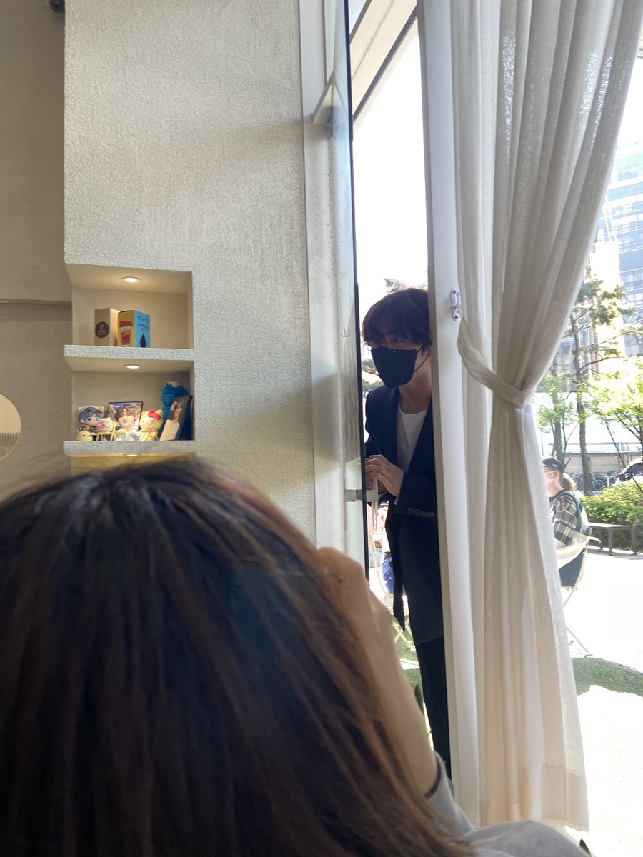 chinwons's tweet photo. hongseok showing up on his bday fan cafe, signing almost everything he sees, taking photos, eating the cake that's made for display (lmao) and had a mini fanmeeting with unis that are present is so cuteee 🥺

ctro of the pictures! 💙 https://t.co/6eUBPFfCGU