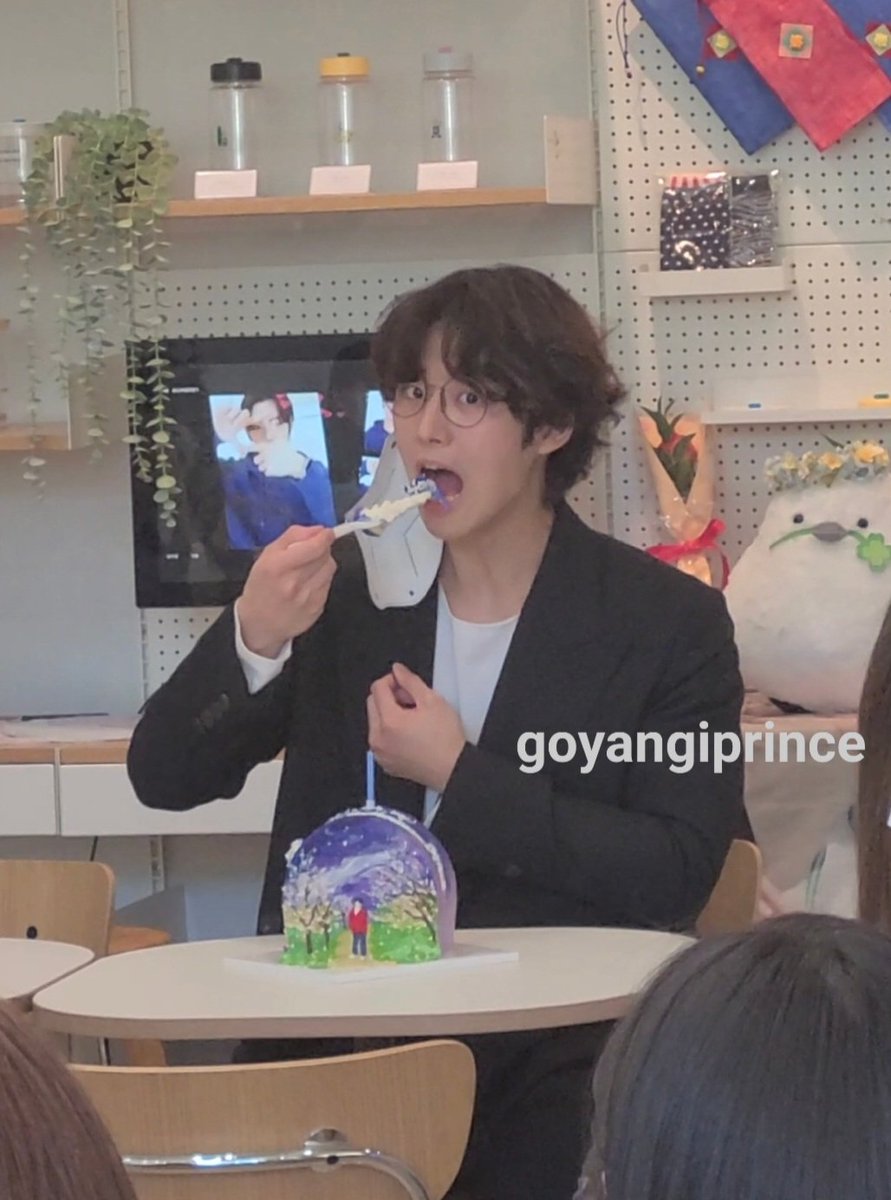 chinwons's tweet photo. hongseok showing up on his bday fan cafe, signing almost everything he sees, taking photos, eating the cake that's made for display (lmao) and had a mini fanmeeting with unis that are present is so cuteee 🥺

ctro of the pictures! 💙 https://t.co/6eUBPFfCGU
