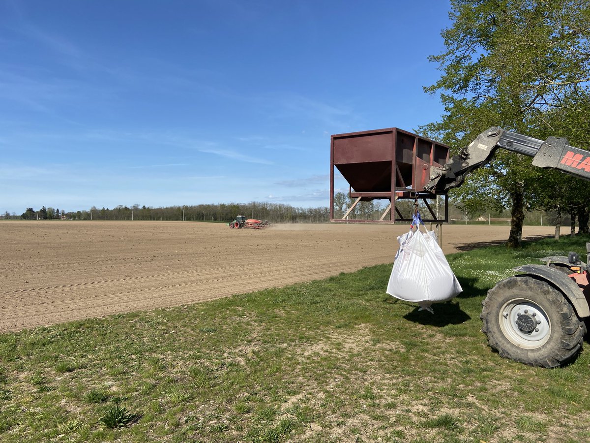 RMacbowie's tweet photo. Une bonne logistique un des seuls paramètre qui n’influence pas la qualité de semis et qui augmente le débit de chantier. 7 minutes pour charger engrais micro semence centralisé pour 10ha. @HORSCH_France #corn #seedingtime https://t.co/Fc2iJh9c2c