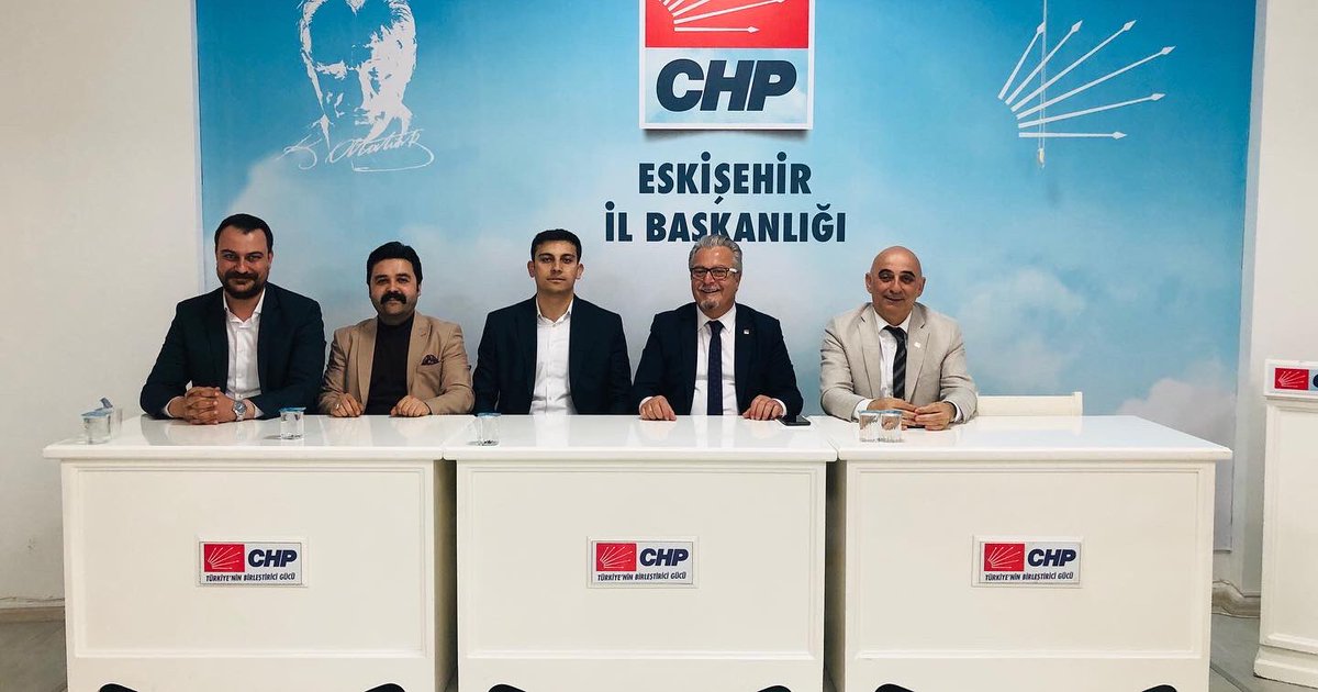CHP Gençlik Kolları İç Anadolu Bölge Toplantısı için şehrimize gelen Gençlik Kolları Genel Başkanımız Sn. Gençosman Killik ve İç Anadolu gençlik kolları başkanlarımız il başkanlığımızı ziyaret etti.
Gençlerimize güveniyoruz. Nazik ziyaretleri için teşekkür ederiz.