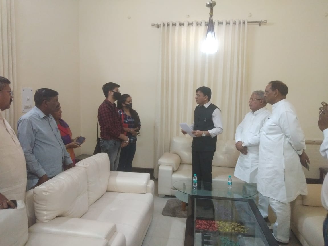 HarshGoel__'s tweet photo. Today we meet with the Health Minister of India @mansukhmandviya. We have conveyed to him Ukraine's memorandum &amp; thanked the government. We also appealed to him to look into the matter of our future, we are grateful to get a very positive response from him for our future studies. https://t.co/pvhPiamxJv