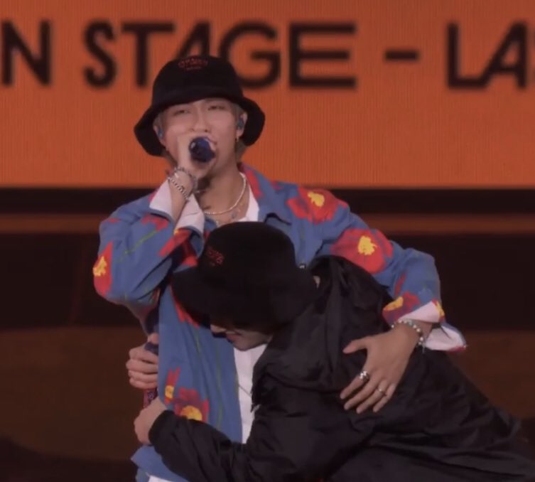 RM91227's tweet photo. 막내바보랑 랩모녕바라기 😭🫂💜

2022                                2019
                                          2018 https://t.co/f9pVFxBmGr