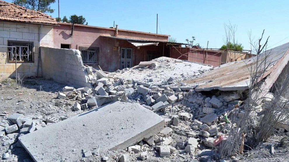 Während Christ:innen in vielen Teilen der Welt #Ostern feiern beschießt Nato-Mitglied #Tuerkei christlich geprägte Orte wie Til Temir in #Rojava/Nordsyrien. Die assyrischen Christen dort sind Nachfahren der Überlebenden des Genozids an den Armenier:innen und anderen Christ:innen.