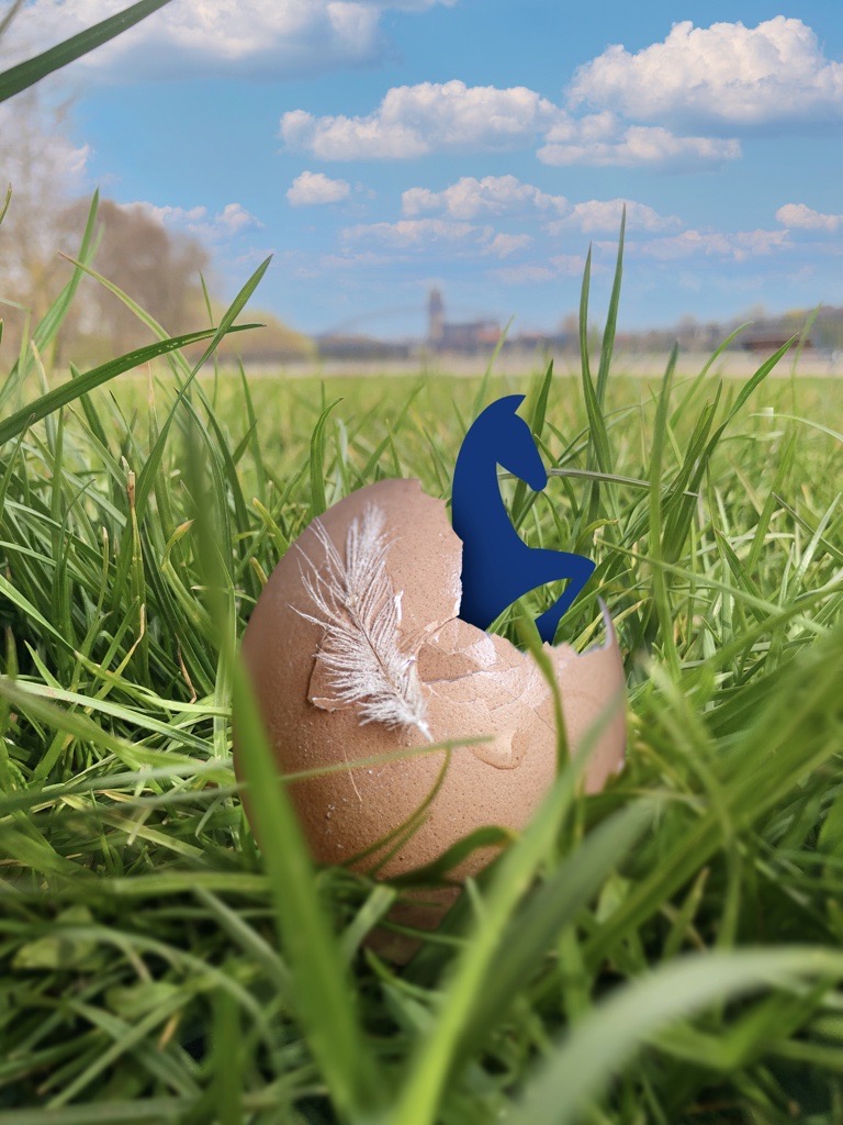 #froheOstern wünschen wir euch! Vor unserem Büro an der #Elbe war der Osterhase in diesem Jahr schon fleißig und wir haben die Gunst der Stunde für das Trinken eines Eierlikörs genutzt. 🤩