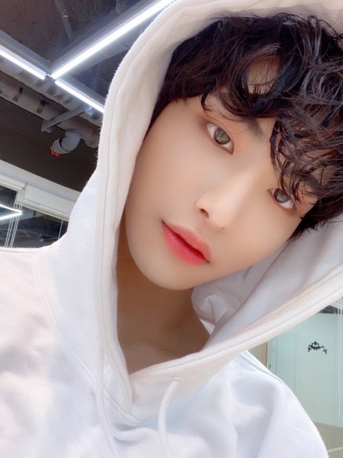 0098zip's tweet image. soobhwa in white hoodies &amp;gt;&amp;gt;&amp;gt;&amp;gt;&amp;gt; 

#SOOBIN #TXT @TXT_bighit #SEONGHWA #ATEEZ @ATEEZofficial