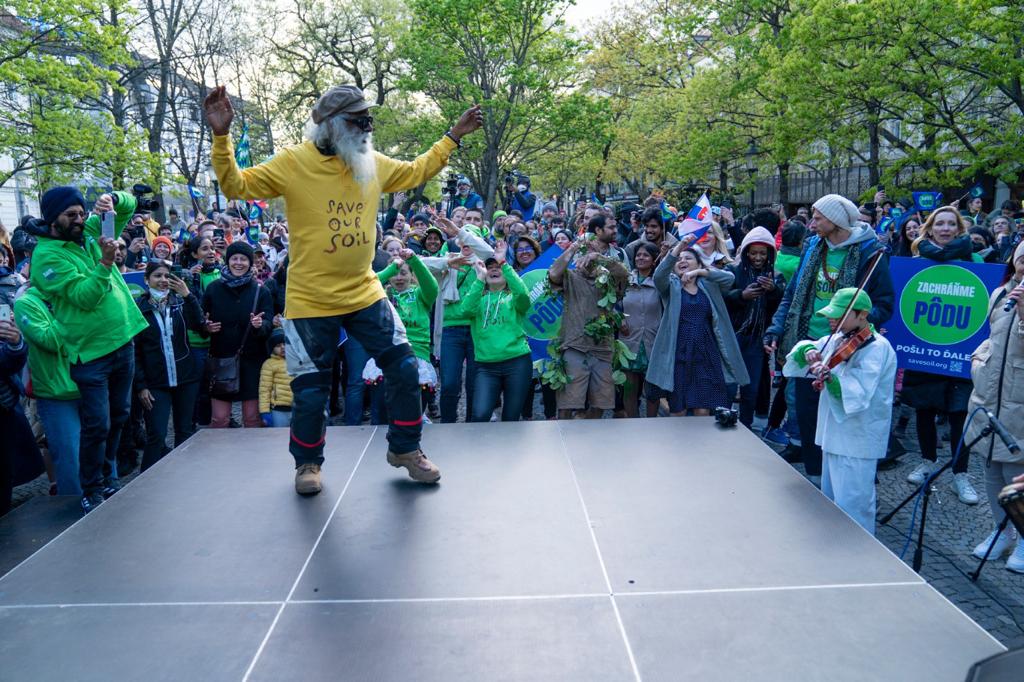 SadhguruJV's tweet photo. Wonderful to be here with the people of Bratislava. Never before, never again will we have such an opportunity to turn back from the brink of unthinkable disaster. Time to make our voice heard across the world to #SaveSoil. Let Us Make It Happen. -Sg #SaveSoilBratislava https://t.co/Skb15eGdkP