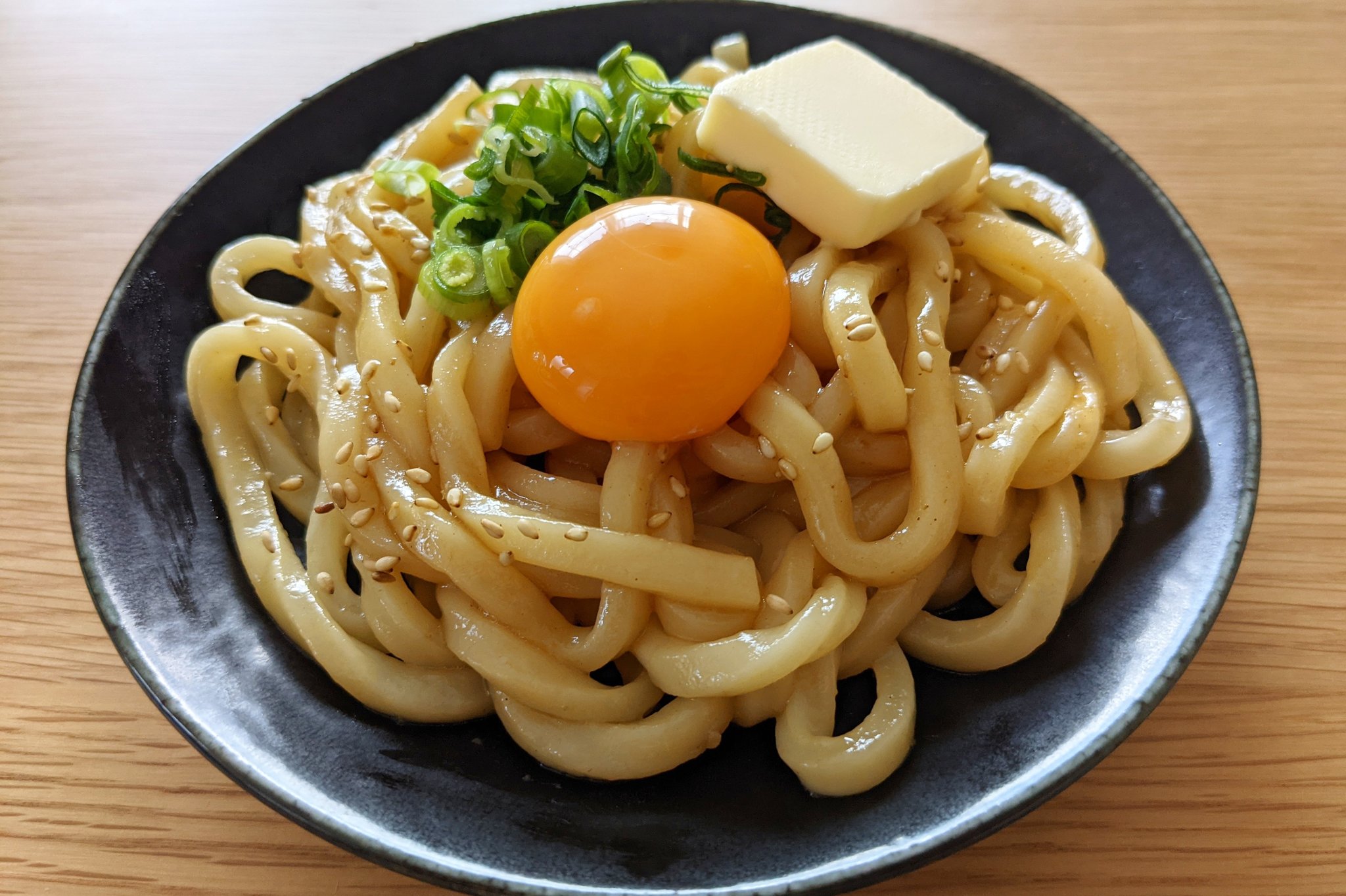 ハマごはん お手軽レシピ 悪魔のバター油うどん うどんを袋の表記通りに加熱する 焼肉のたれ だしの素 ごま油 にんにくを混ぜる うどんに をかけてネギ 白ごまをかけて卵黄 バターをのせて完成 T Co Mxcmjpgeb5 Twitter