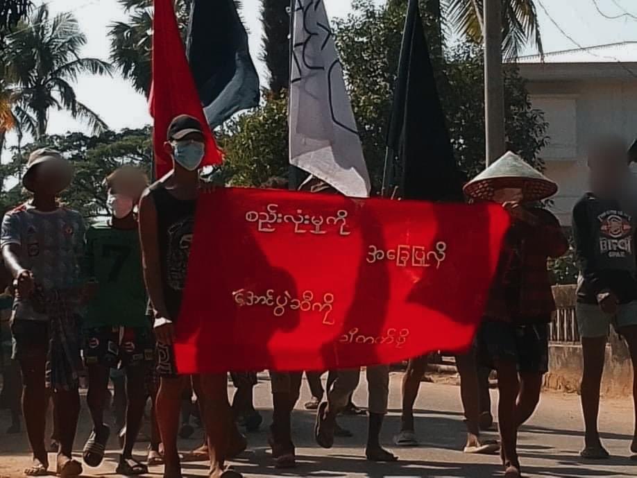 hnw92's tweet photo. Young people from a village of #LaungLon Twp, #Dawei , staged a marching strike to oust the #MilitaryDictatorship on Apr 17.

#PrayForMyanmar #EasterEggStrike  
#2022Apr17Coup  
#WhatsHappeningInMyanmar https://t.co/ORmg2CH1W7