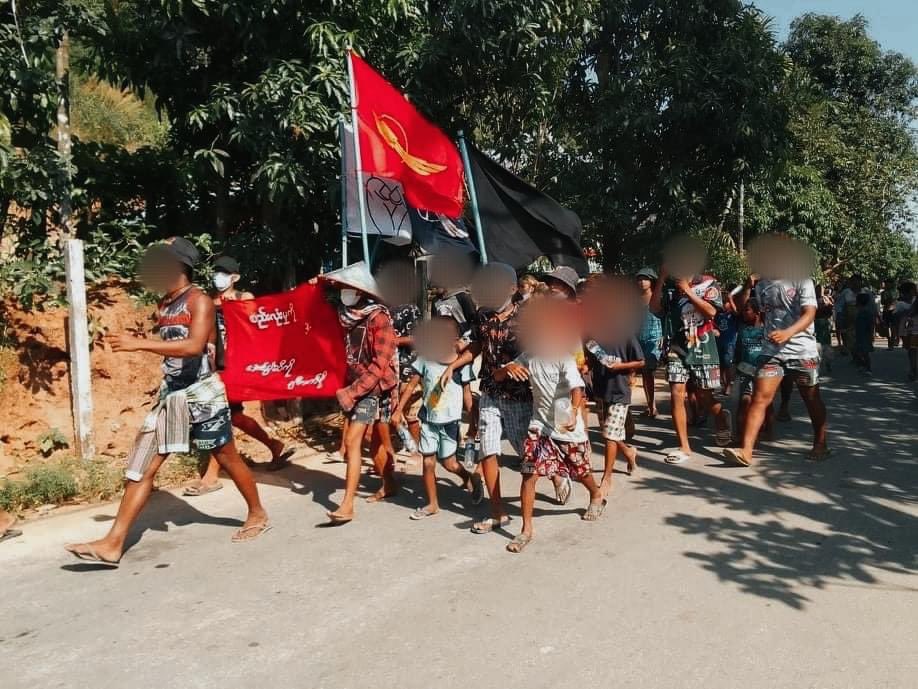 hnw92's tweet photo. Young people from a village of #LaungLon Twp, #Dawei , staged a marching strike to oust the #MilitaryDictatorship on Apr 17.

#PrayForMyanmar #EasterEggStrike  
#2022Apr17Coup  
#WhatsHappeningInMyanmar https://t.co/ORmg2CH1W7