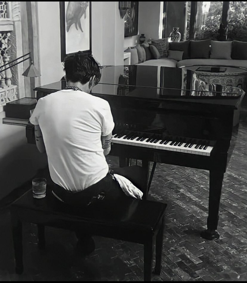 jdeppjustice's tweet photo. johnny depp’s back. that’s the tweet https://t.co/dpzVd0HEt7