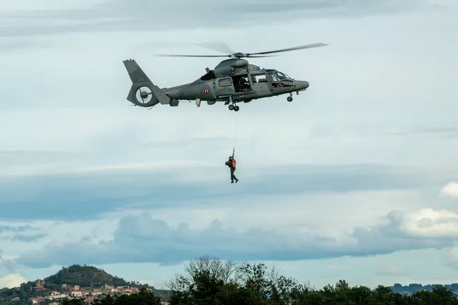 maunouryc's tweet photo. [#voltige] « Le voile se lève sur l'édition 2022 d’Ailes et Volcans à Issoire (Puy-de-Dôme) » https://t.co/lggdGb2iYN #avgeek • Un grand plaisir de revenir en #Auvergne cette année avec #CarnetdeVol @nicolasivanoff et @LemordantAude #airshow @AilesEtVolcans #Cervolix https://t.co/j8x9Gf4Gb7