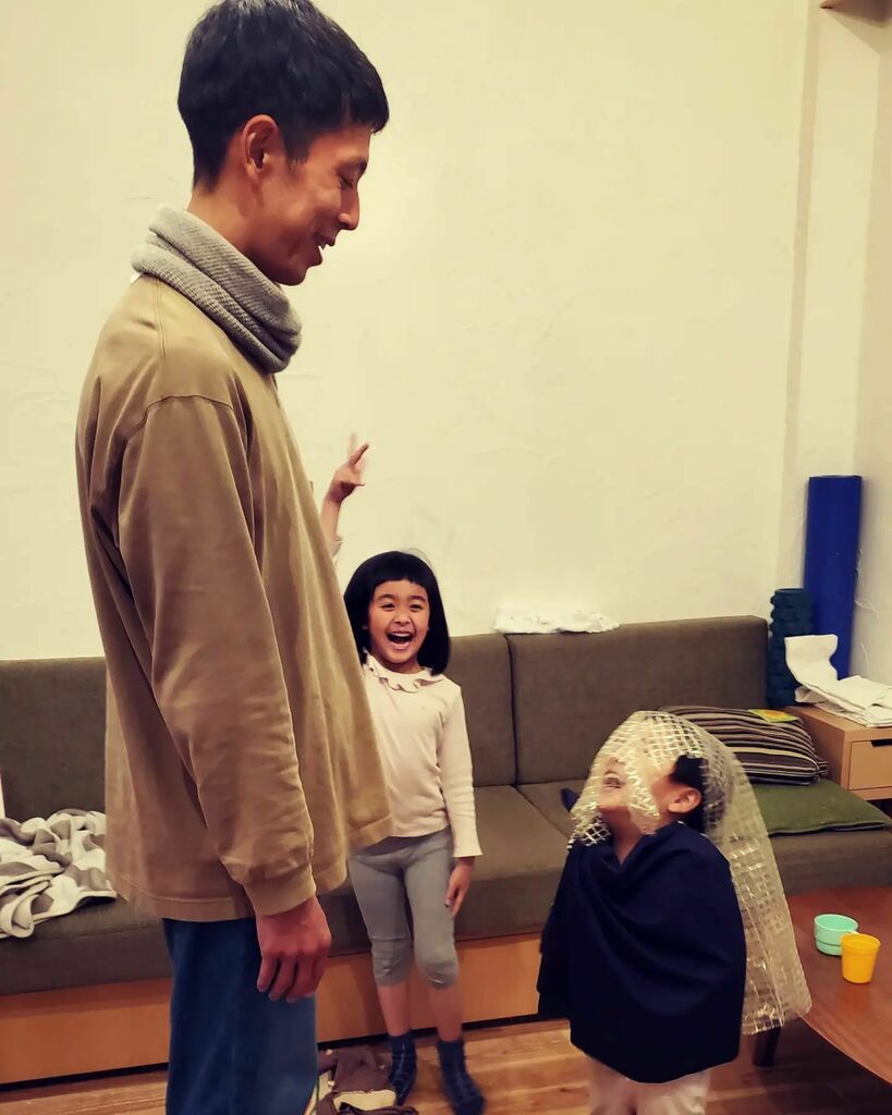 KasaiHaruko's tweet photo. 突然始まった結婚式。
左が花婿、右が花嫁、真ん中が神父さん。

#こどものいる暮らし #ごっこ遊び https://t.co/mXhmPMZeCB https://t.co/KiWB3W3duo