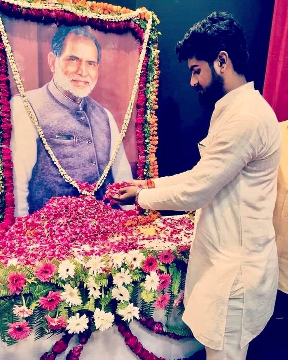 singh_abhiraj95's tweet photo. ना झुकना, न अपने किरदार को झुकने देना, अगर लेनी पड़े सांसे स्वाभिमान को बेच कर तो मत लेना।
Remembering Former Prime Minister of India Late Shri Chandra Shekhar Ji a leader par excellence .
The one who embraced principles before anything .

#ChandraShekharSingh 
@azad_abhirajbjp https://t.co/wdbsEqdTfS