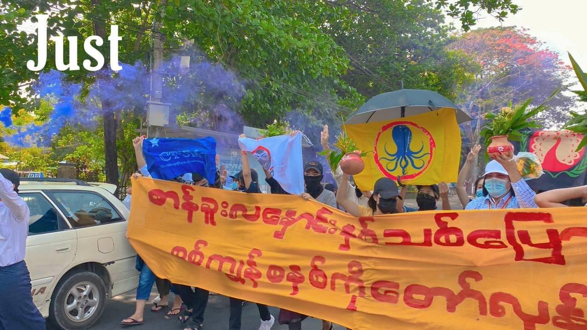 SudnetC's tweet photo. Revolutionary youths from #Yangon , fearlessly came out on the streets to support PDFs &amp; CDMers and eliminate the #MilitaryDictatorship on Apr 17.

#EasterEggStrike 
#PrayForMyanmar 
#2022Apr17Coup 
#WhatsHappeningInMyanmar https://t.co/jhn9HtbNaV