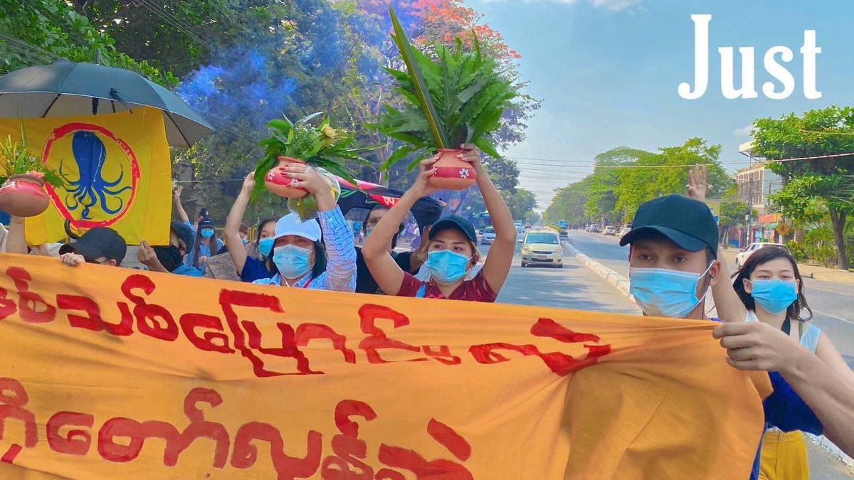 SudnetC's tweet photo. Revolutionary youths from #Yangon , fearlessly came out on the streets to support PDFs &amp; CDMers and eliminate the #MilitaryDictatorship on Apr 17.

#EasterEggStrike 
#PrayForMyanmar 
#2022Apr17Coup 
#WhatsHappeningInMyanmar https://t.co/jhn9HtbNaV