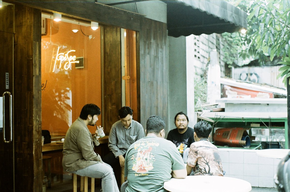 faustaispunk's tweet photo. The film.           🤝             The photos.

📷: Asahi Pentax K1000
🎞: @lomography LomoChrome Metropolis 35mm ISO 100–400 https://t.co/jlSq3YKU2q