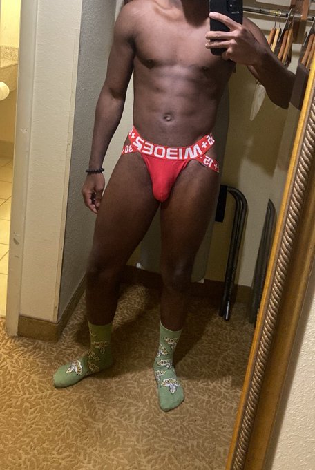 Watch Zeke's leaked NSFW photo on TwXstars