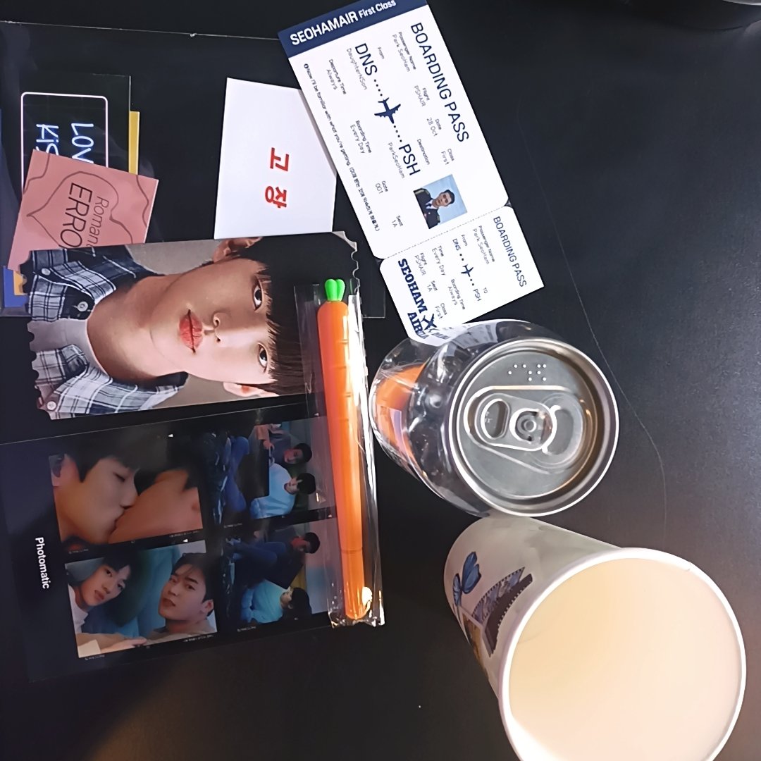 elleon626758791's tweet photo. 시맨틱에러카페드라마 가봤는데 첫째날 둘째날 다너무 좋았고음료도 맛있었고 거기서 봤었던 인테리어가 다 시맨틱에러로 되어있었고 받았던것들도 다만족이있다 첫째날때받고싶었던장재영티켓이랑기본 특전은못받았지만둘째날때는기본특전을받아서좋았다  #우리는_사랑을_통해서만_사랑을_배울수있다 https://t.co/hpZqLJ48rB