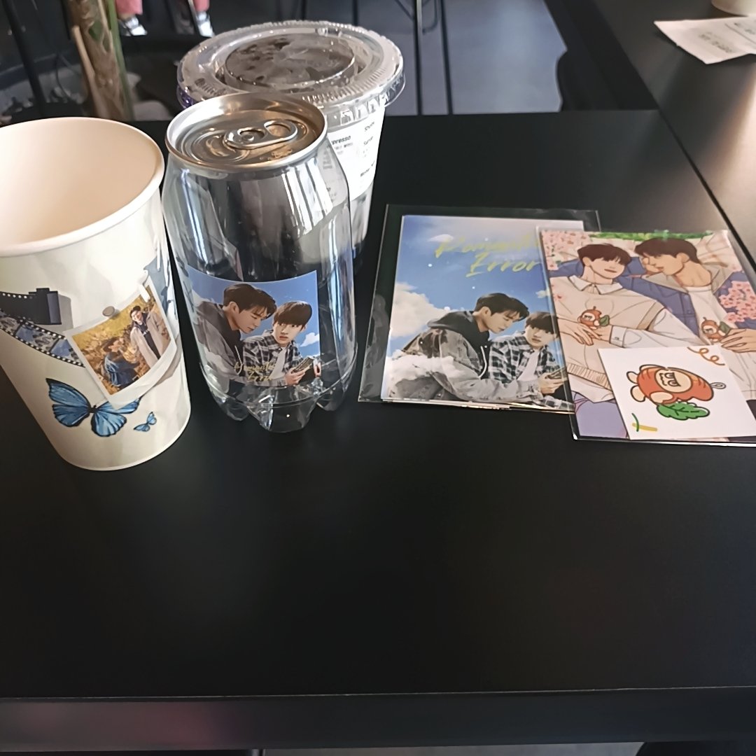 elleon626758791's tweet photo. 시맨틱에러카페드라마 가봤는데 첫째날 둘째날 다너무 좋았고음료도 맛있었고 거기서 봤었던 인테리어가 다 시맨틱에러로 되어있었고 받았던것들도 다만족이있다 첫째날때받고싶었던장재영티켓이랑기본 특전은못받았지만둘째날때는기본특전을받아서좋았다  #우리는_사랑을_통해서만_사랑을_배울수있다 https://t.co/hpZqLJ48rB