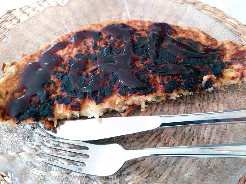 vvdb_se's tweet photo. Okonomiyaki https://t.co/sq5l9qpYVO Okonomiyaki är en japansk kålpannkaka. Låter det underligt? Ja, kanske, men det är också väldigt gott. I det här receptet använder vi förutom basingredienserna, även gari, salladslök och kalkonbacon. Basingredienserna är ägg, mjöl och vatten … https://t.co/LgVM5E9yue