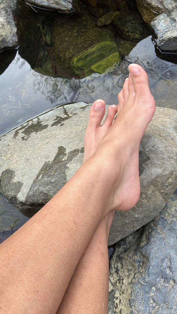 DeaAnna8's tweet photo. Oggi al fiume cuccioli sfigati. Prendo il sole nuda https://t.co/APdI1wgczK