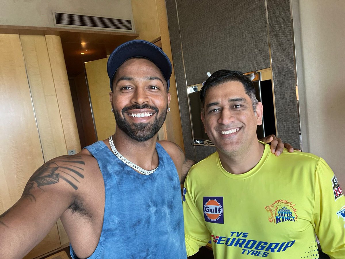msdfansofficial's tweet photo. The Master & Successor of Helicopter shot!❤️🌟
#Dhoni #Pandya #CSKvGL https://t.co/0ikBR2qnox