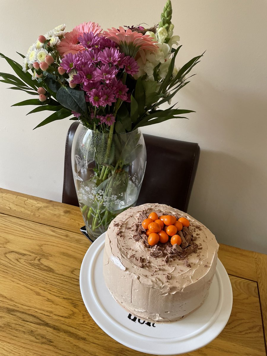floasis82's tweet photo. Happy Easter!! Chocolate whipped cake! #Easter #EasterSunday #baking #chocolate https://t.co/XVtlY1oveD