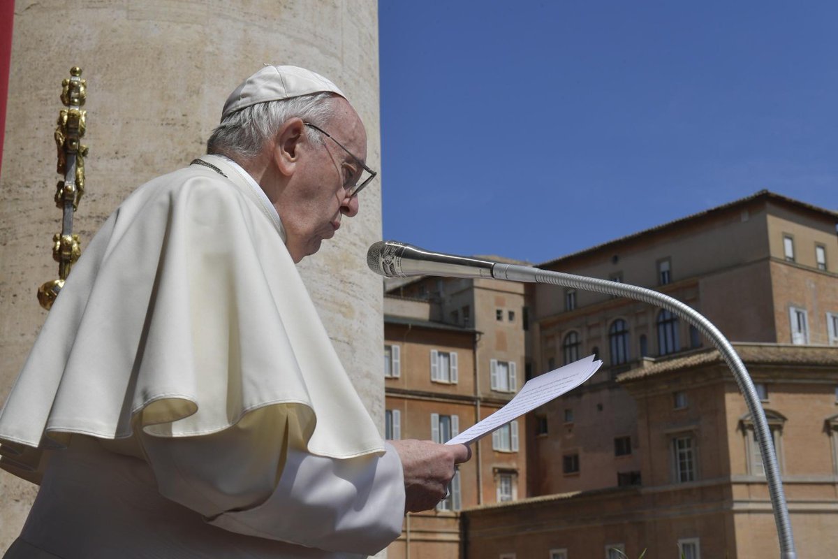 vaticannews_pt's tweet photo. Não me sai da mente o olhar das #crianças que ficaram órfãs e fogem da #guerra. Vendo-as, não podemos deixar de nos dar conta do seu grito de sofrimento, juntamente com o de tantas outras crianças que sofrem em todo o mundo. #PapaFrancisco #UrbietOrbi https://t.co/ImYqSXmWEI