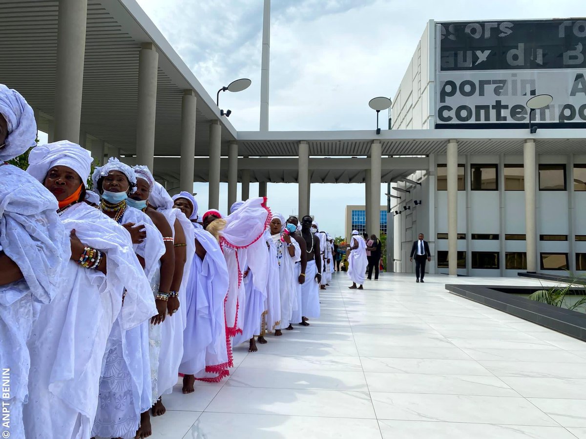 CulturesTradi's tweet photo. 🎨 Visite d’une communauté de Vodoun à L’Expo Art du Bénin.

Source : ANPT BÉNIN
#ArtduBénin #Patrimoine #Vodun
#Culture   #Africa #Team229 #Culture #Africa #African #cultureafricaine #Team228 #Ma_Culture_Mon_Identité #Vodoun #Waxeho #TresorsRoyaux
#Culture_Tradition #Benin229🇧🇯 https://t.co/uugZXopasZ