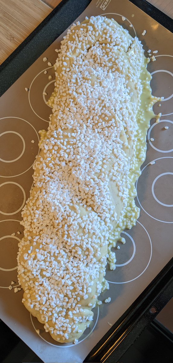webdave_de's tweet photo. I asked my son ( low motivated sarcastic teenager) to decorate the cake.....
(Normally you wand some few sugar sprinkles as topping)
What could go wrong?

Yeah. 
#teenager #dadofthree 
Anyway.
Happy Easter.
#HeHasRisen 
#Easter https://t.co/CrX3B8gA26