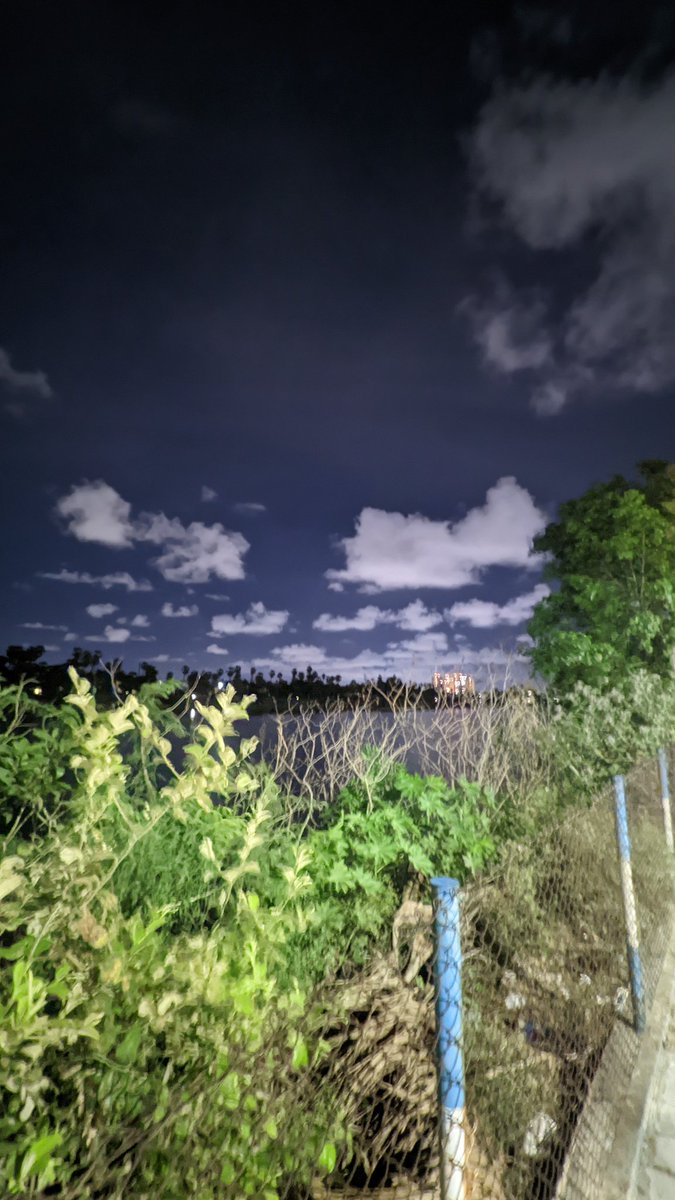 catman010's tweet photo. Light pollution really damages the view.  The clouds were so calming, but light pollution fu*ked it up.
edho paint panna maari iruku😪 https://t.co/r4694cd6Us