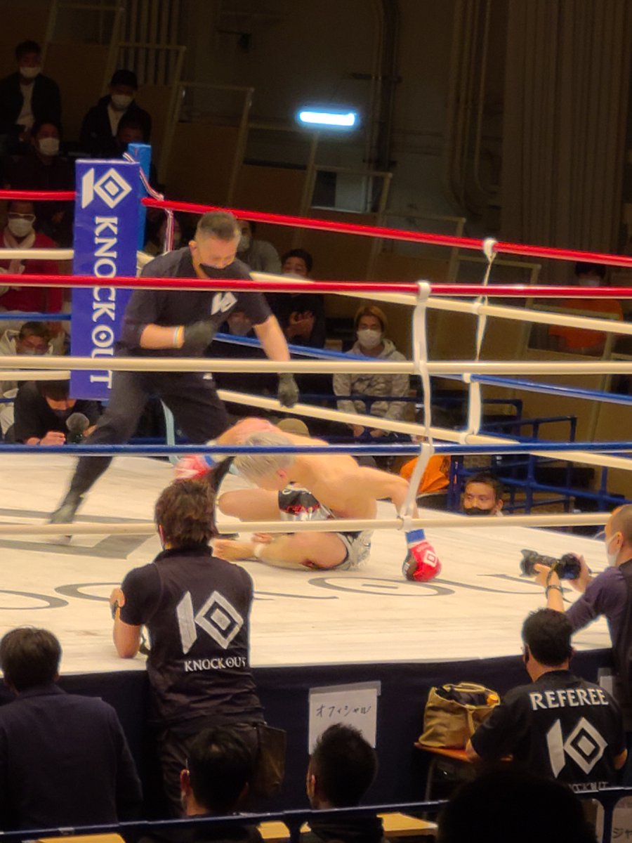 serval87's tweet photo. 第5試合　RED ライト級（62.5kg）　3分3R（延長1R）　潘隆成（クロスポイント吉祥寺／元WPMF日本スーパーライト級王者）　庄司啓馬（TEAM TEPPEN）　潘初回ＫＯ勝ち。 https://t.co/2eqh0UaxqZ